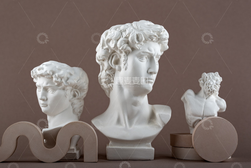 高清大图下载【趣麦麦图】三尊石膏雕塑的静谧展示
