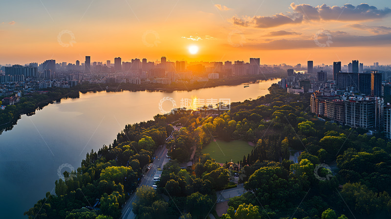 高清大图下载【趣麦麦图】夕阳下的城市湖泊全景与绿地风光