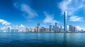 蓝天下的滨海城市天际线全景风光