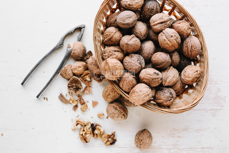 高清大图下载【趣麦麦图】质朴篮中的深褐核桃