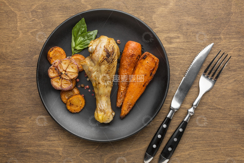 烤鸡腿与根茎蔬菜的温馨晚餐