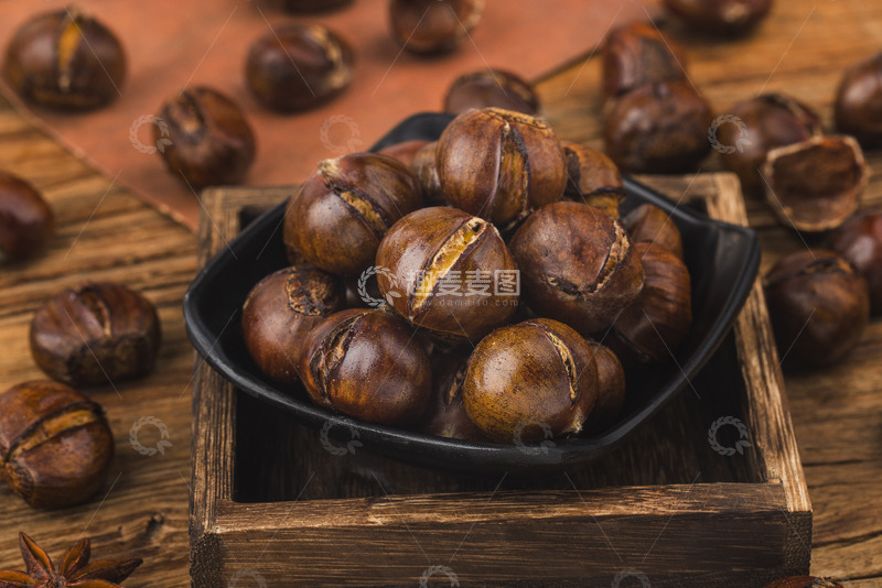 高清大图下载【趣麦麦图】木桌上的烤栗盛宴