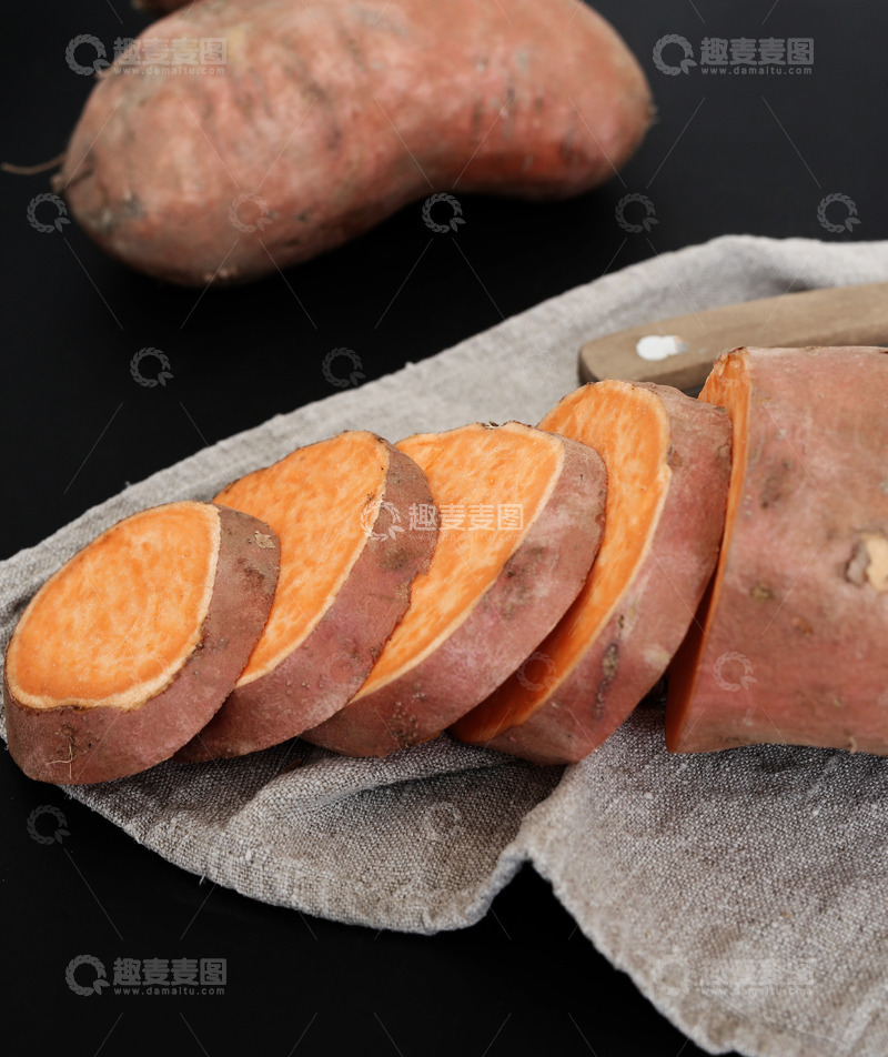 高清大图下载【趣麦麦图】秋收滋味切开的橙黄红薯