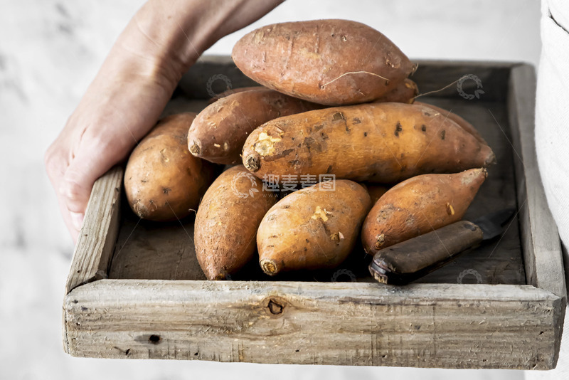 高清大图下载【趣麦麦图】新鲜红薯与木盘的田园诗