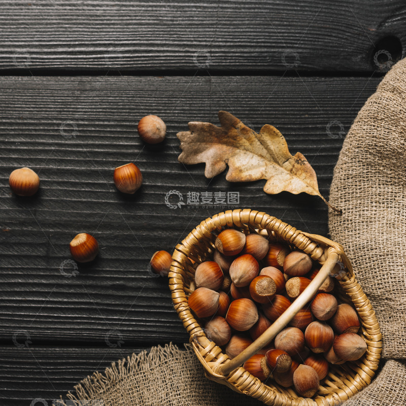 高清大图下载【趣麦麦图】木篮坚果与枯叶的自然交响
