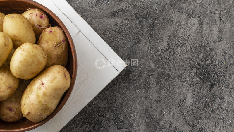 高清大图下载【趣麦麦图】棕色陶瓷碗中的多彩土豆