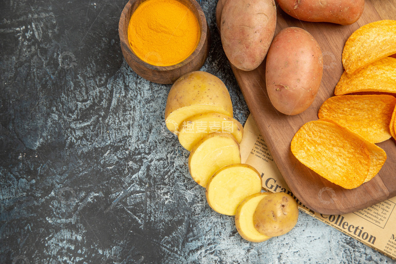 高清大图下载【趣麦麦图】简约厨房中的土豆片与调味酱