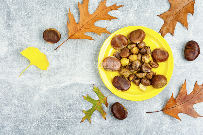 高清大图下载【趣麦麦图】一盘栗子与落叶