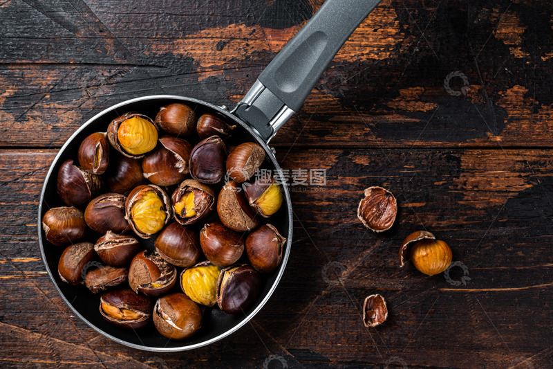 高清大图下载【趣麦麦图】平底锅中的金黄烤栗子