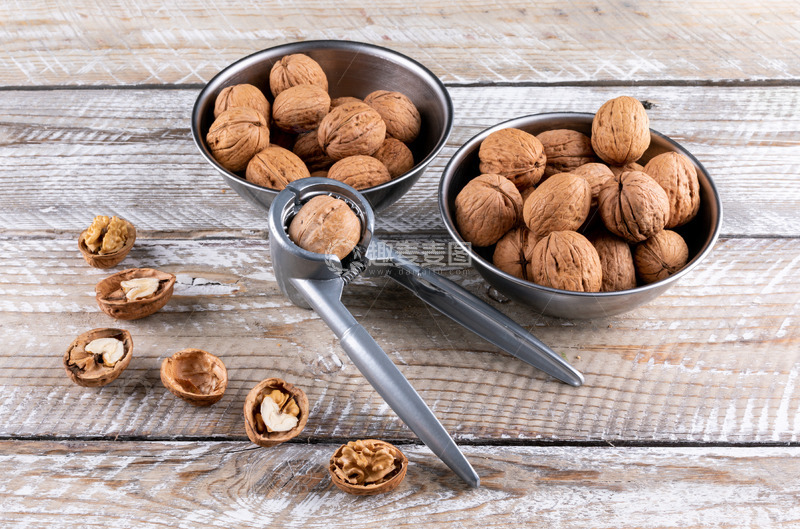 高清大图下载【趣麦麦图】金属碗中的深褐核桃与银色夹子