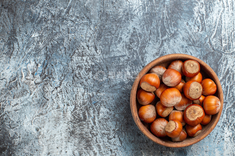 高清大图下载【趣麦麦图】木碗中的榛香盛宴