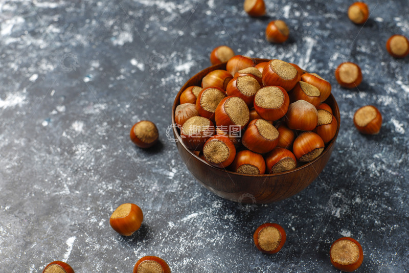高清大图下载【趣麦麦图】深棕榛子与木质碗