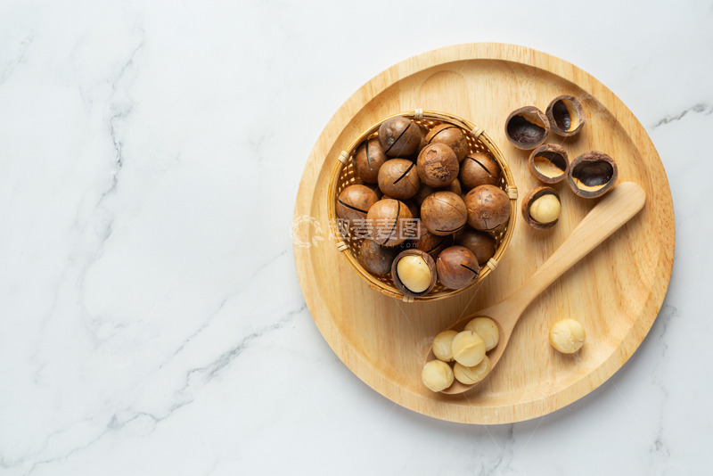 高清大图下载【趣麦麦图】木质盘与竹篮中的坚果盛宴