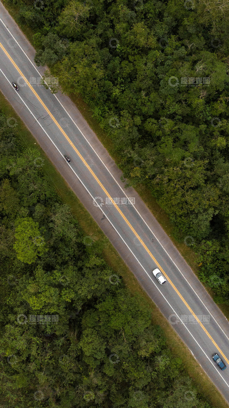 高清大图下载【趣麦麦图】航拍公路森林公路汽车行驶