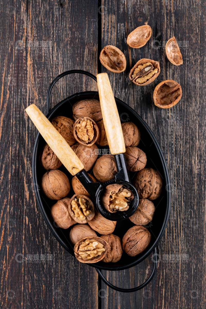 高清大图下载【趣麦麦图】秋收核桃盛宴木质托盘中的坚果