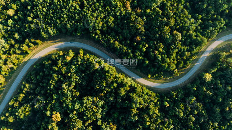 高清大图下载【趣麦麦图】蜿蜒公路森林航拍马路