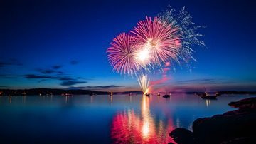 夜晚湖面烟花倒影璀璨绽放宁静美景