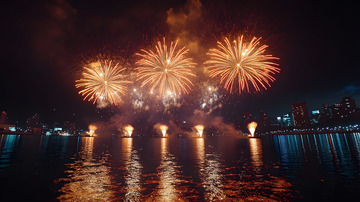 夜晚湖面烟花表演灯火璀璨城市夜景