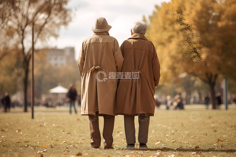 高清大图下载【趣麦麦图】互相搀扶散步的老人