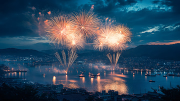 夜晚湖面烟花盛典山峦倒影庆祝活动