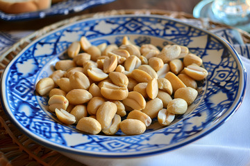 一盘花生米下酒菜