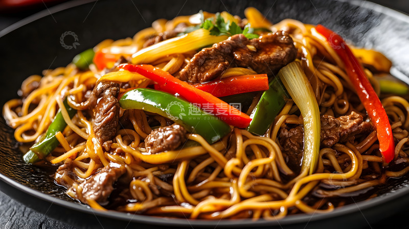 彩椒牛肉炒面中式美食特写