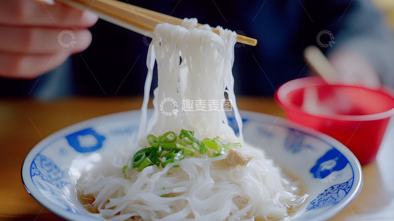高清大图下载【趣麦麦图】筷子夹起米粉碗装传统美食特写