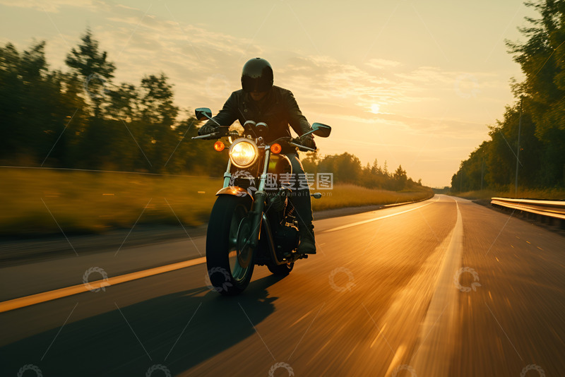 高清大图下载【趣麦麦图】骑着摩托车飞驰的人