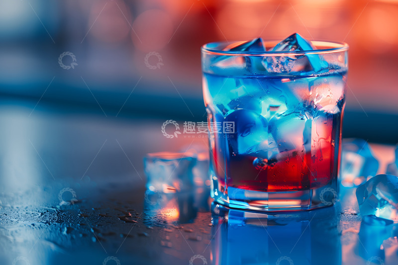 高清大图下载【趣麦麦图】放在桌面鸡尾酒