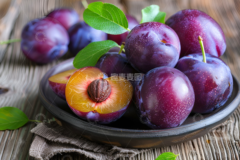 高清大图下载【趣麦麦图】一盘紫色新鲜的李子
