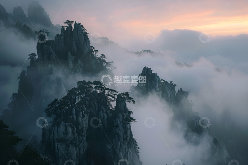 高清大图下载【趣麦麦图】浓雾弥漫的山岭