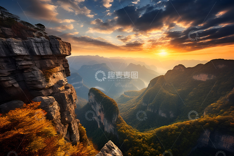 高清大图下载【趣麦麦图】远山薄雾中的日出