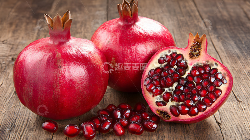 高清大图下载【趣麦麦图】红色石榴健康水果木质背景特写