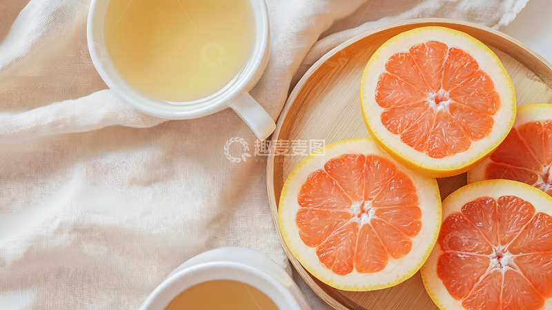 高清大图下载【趣麦麦图】布料背景中托盘上的粉色葡萄柚与饮品组合图