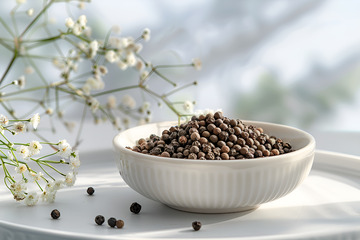 放在桌面上的一碗花椒