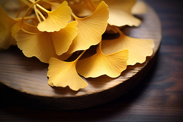 桌子上放着银杏树叶