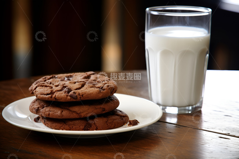 高清大图下载【趣麦麦图】一盘巧克力饼干和一杯牛奶