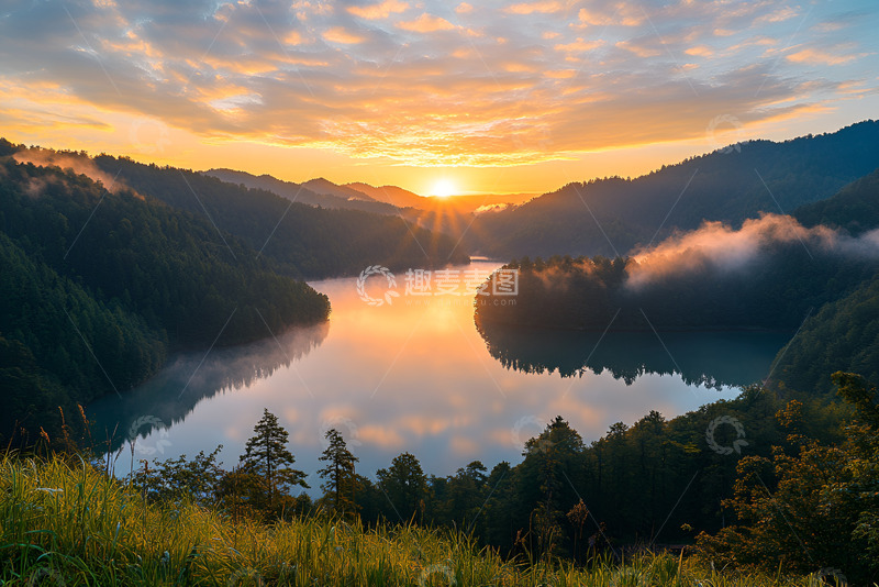 高清大图下载【趣麦麦图】远山湖泊上的日出
