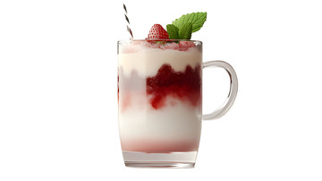 草莓冰沙奶昔夏日饮品