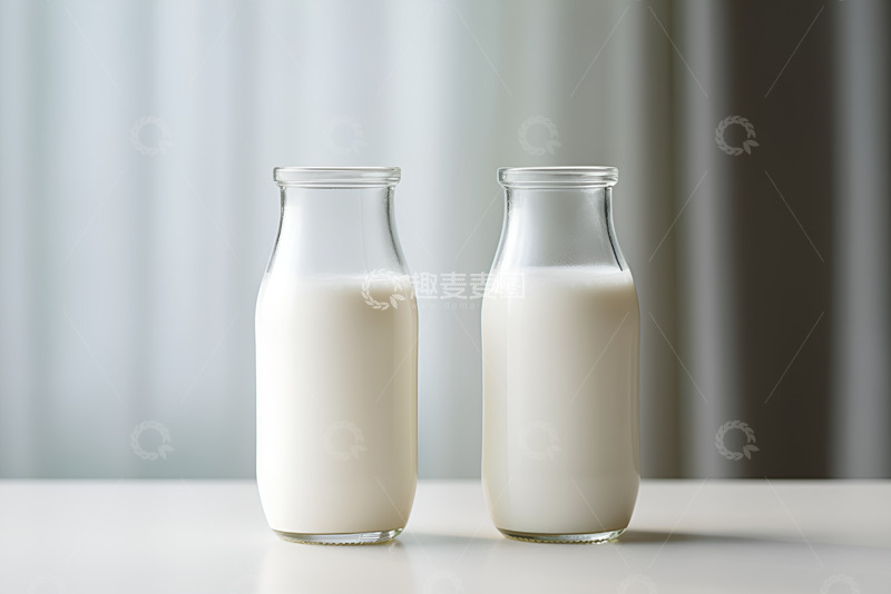 高清大图下载【趣麦麦图】放在桌面的两瓶牛奶