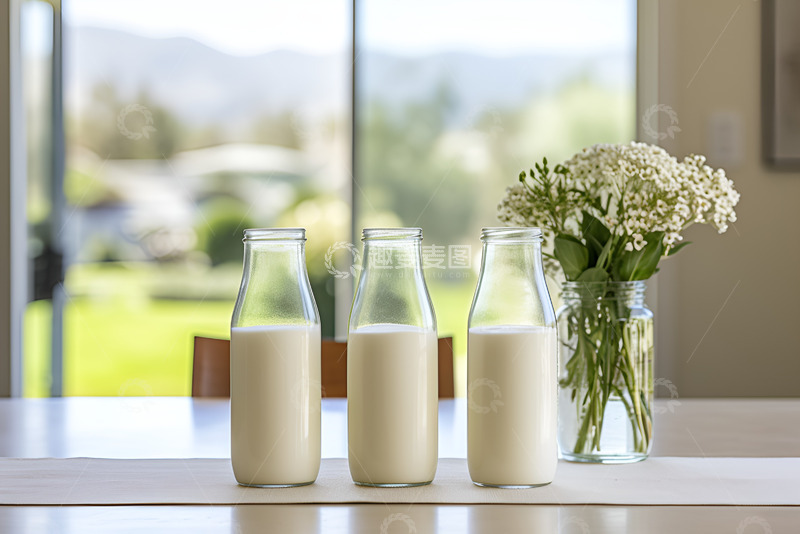 高清大图下载【趣麦麦图】三瓶子牛奶放在餐桌