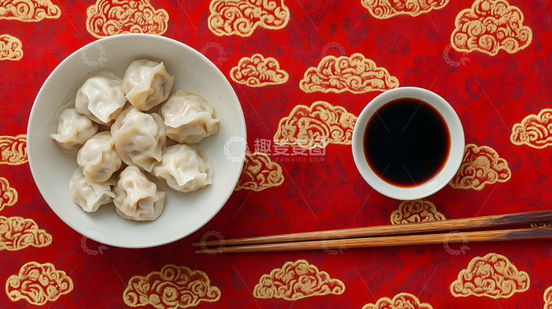 高清大图下载【趣麦麦图】白盘上的精致饺子与红色背景年夜美味