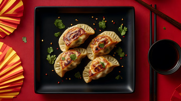 传统炸煎饺与酱料 红色节日背景