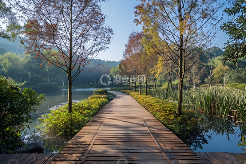 高清大图下载【趣麦麦图】公园湖面上的木头栈桥