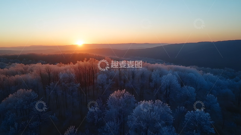 高清大图下载【趣麦麦图】冬日黄昏的山峦与落日美丽余晖