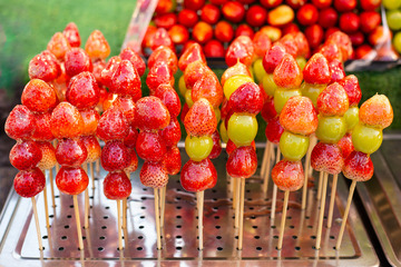 户外市场草莓冰糖葫芦