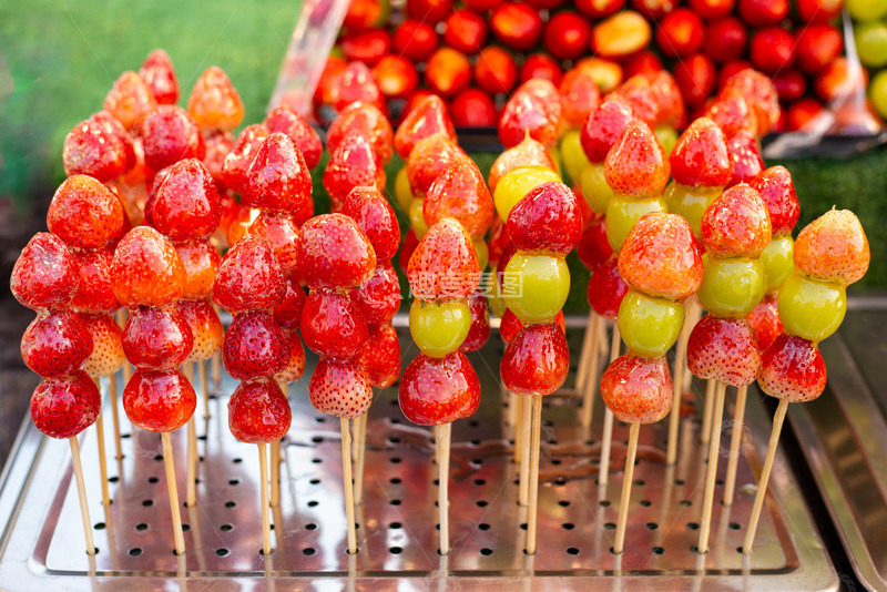户外市场草莓冰糖葫芦