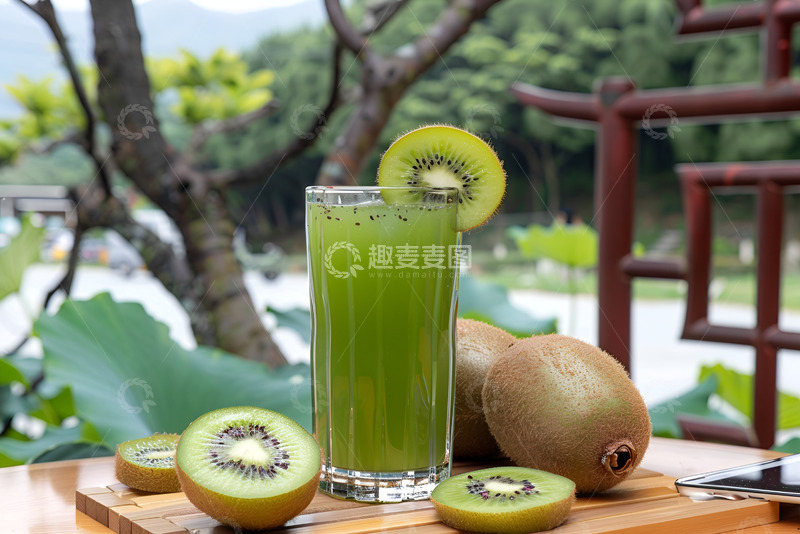 高清大图下载【趣麦麦图】一杯猕猴桃汁放在户外