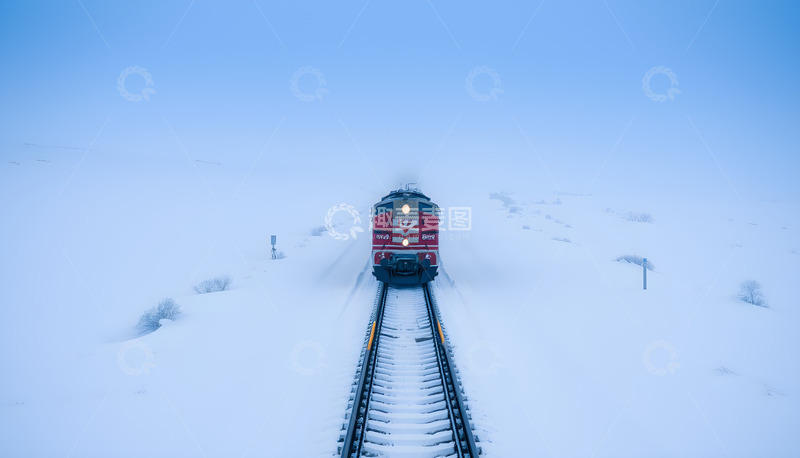 高清大图下载【趣麦麦图】茫茫中的列车