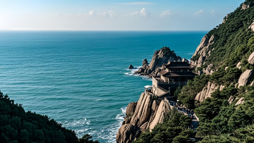 蓝天碧海边的建筑